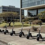 Patinetes elétricos da JET em área urbana do Distrito Federal
