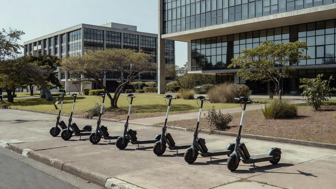 Patinetes elétricos da JET em área urbana do Distrito Federal