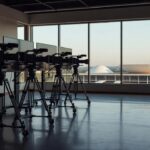 Drive-in em Brasília com tela de cinema ao ar livre, representando falta de políticas culturais