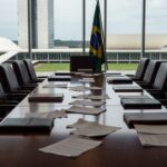 Sala de reuniões em Brasília com mesa e documentos após encontro político sem acordo