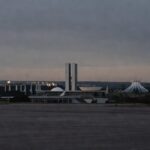 Vista panorâmica de Brasília sob luz sombria representando aumento de mortes violentas no DF