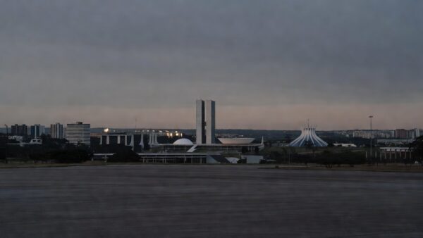 Vista panorâmica de Brasília sob luz sombria representando aumento de mortes violentas no DF