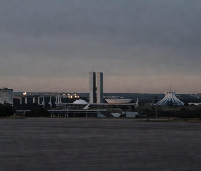 Vista panorâmica de Brasília sob luz sombria representando aumento de mortes violentas no DF