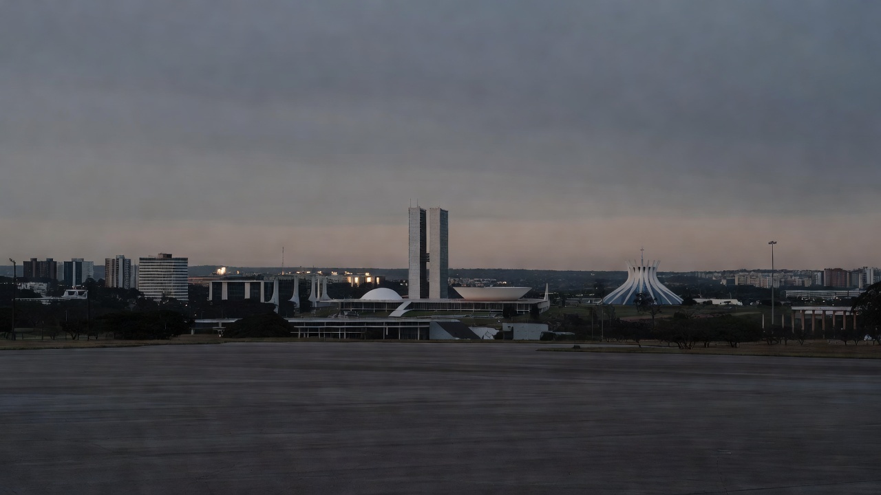 Vista panorâmica de Brasília sob luz sombria representando aumento de mortes violentas no DF