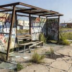 Parada de ônibus depredada e abandonada em Taguatinga Sul, Brasília