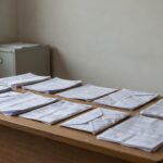 Contas de concessionárias e documentos sobre mesa na Câmara Legislativa do DF