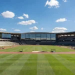 Quadra esportiva abandonada em Brasília simbolizando negligência ao surdodesporto