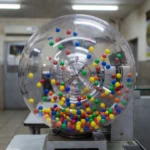 Máquina de sorteio Timemania com bolas representando prêmio acumulado de R$ 6 milhões