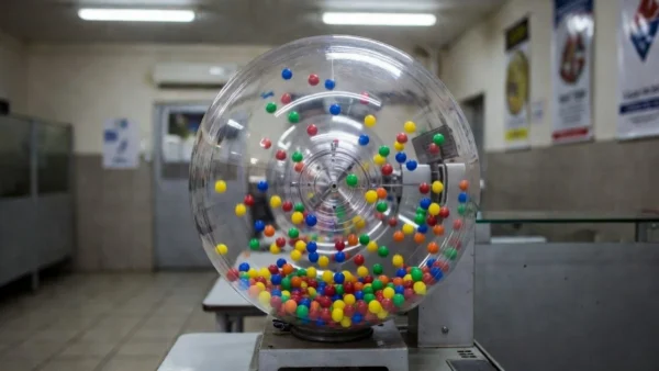 Máquina de sorteio Timemania com bolas representando prêmio acumulado de R$ 6 milhões