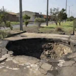 Cratera na calçada em Taguatinga após vazamento