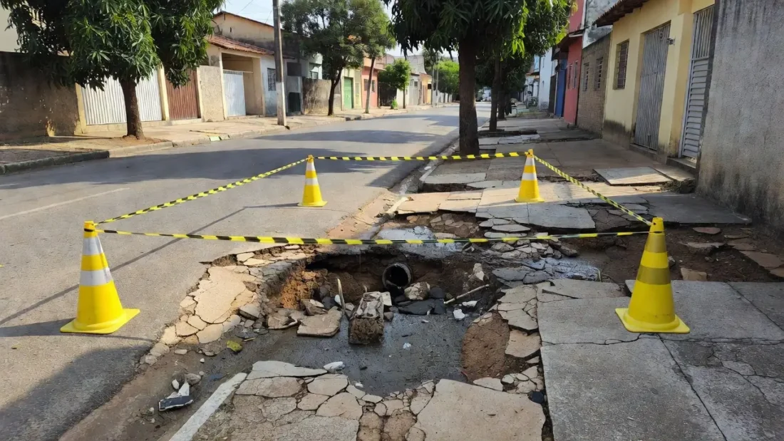 Quem passa pela avenida encontra poças de água e lama pelo asfalto Beatriz Ocké/CB/D.A Press - Beatriz Ocké/CB/D.A Press