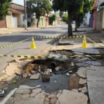 Quem passa pela avenida encontra poças de água e lama pelo asfalto Beatriz Ocké/CB/D.A Press - Beatriz Ocké/CB/D.A Press