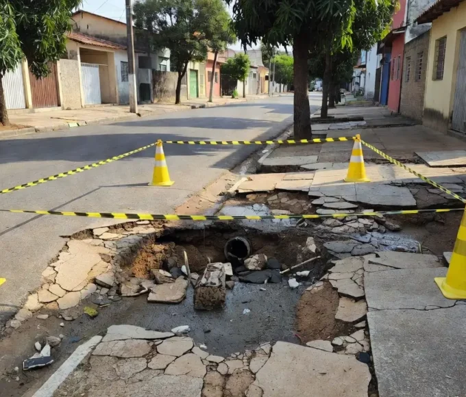 Quem passa pela avenida encontra poças de água e lama pelo asfalto Beatriz Ocké/CB/D.A Press - Beatriz Ocké/CB/D.A Press