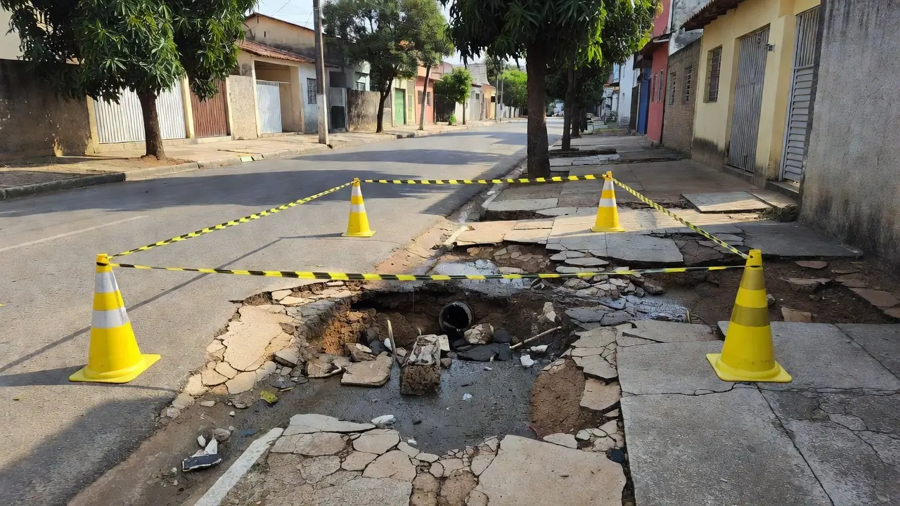 Quem passa pela avenida encontra poças de água e lama pelo asfalto Beatriz Ocké/CB/D.A Press - Beatriz Ocké/CB/D.A Press