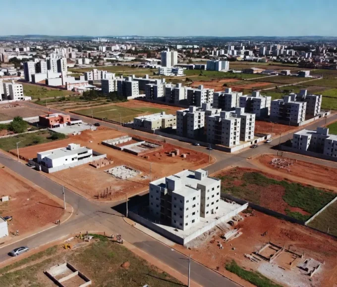 Expansão urbana do Setor H Norte em Taguatinga, vista aérea de área em desenvolvimento no DF.