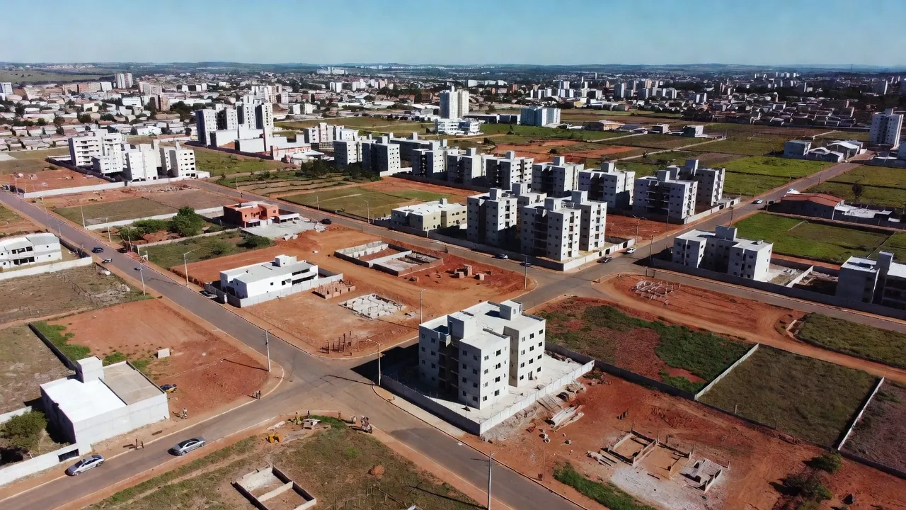 Expansão urbana do Setor H Norte em Taguatinga, vista aérea de área em desenvolvimento no DF.