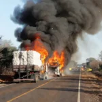 Incêndio destrói carretas de algodão na DF-130 no Distrito Federal