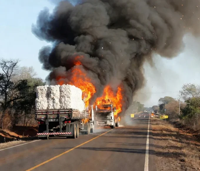 Incêndio destrói carretas de algodão na DF-130 no Distrito Federal