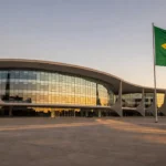 Prédio da Câmara Legislativa do DF em Brasília com bandeira do Brasil