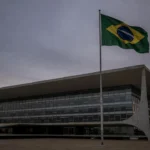 Fachada da Câmara Legislativa do DF em Brasília sob tom crítico