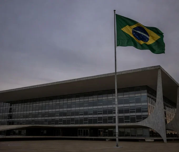 Fachada da Câmara Legislativa do DF em Brasília sob tom crítico