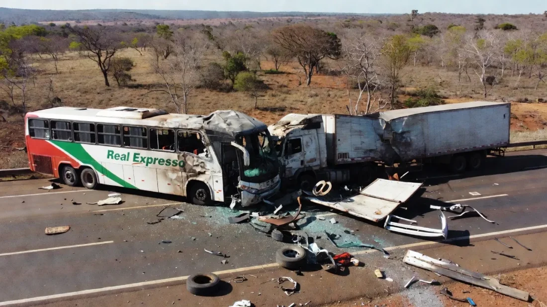 Acidente entre ônibus Real Expresso e caminhão em Luziânia, Goiás