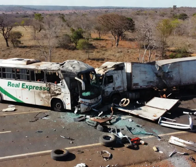 Acidente entre ônibus Real Expresso e caminhão em Luziânia, Goiás