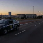 Viatura da Polícia Civil do DF em rua de Brasília após perseguição