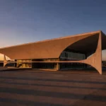 Palco vazio em casa de rock de Brasília representando mulheres invisibilizadas