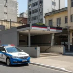 Viatura policial em frente a estação de metrô em São Paulo