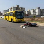 Ônibus da Marechal parado em rua de Taguatinga após acidente com entregador
