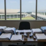 Pilhas de documentos em arquivo público brasileiro representando burocracia nas emendas parlamentares
