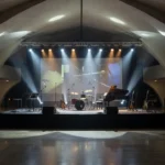 Palco iluminado em centro cultural de Brasília para evento do Sesc-DF