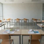 Sala de aula em Brasília com materiais sobre sexualidade e planejamento familiar em projeto da Secretaria de Educação